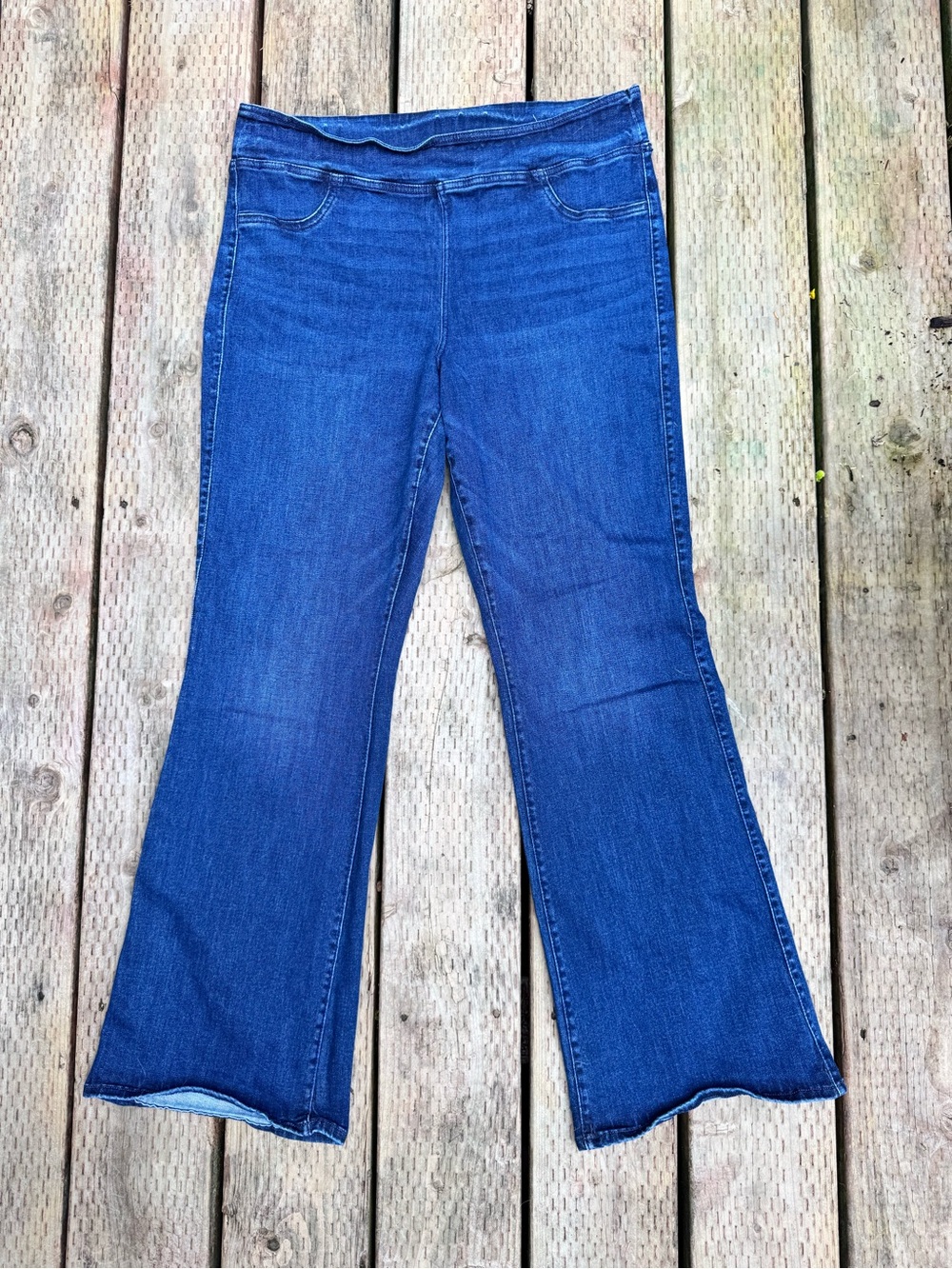 American Eagle Outfitters Women's Flare Jeans in Blue stretch waist
